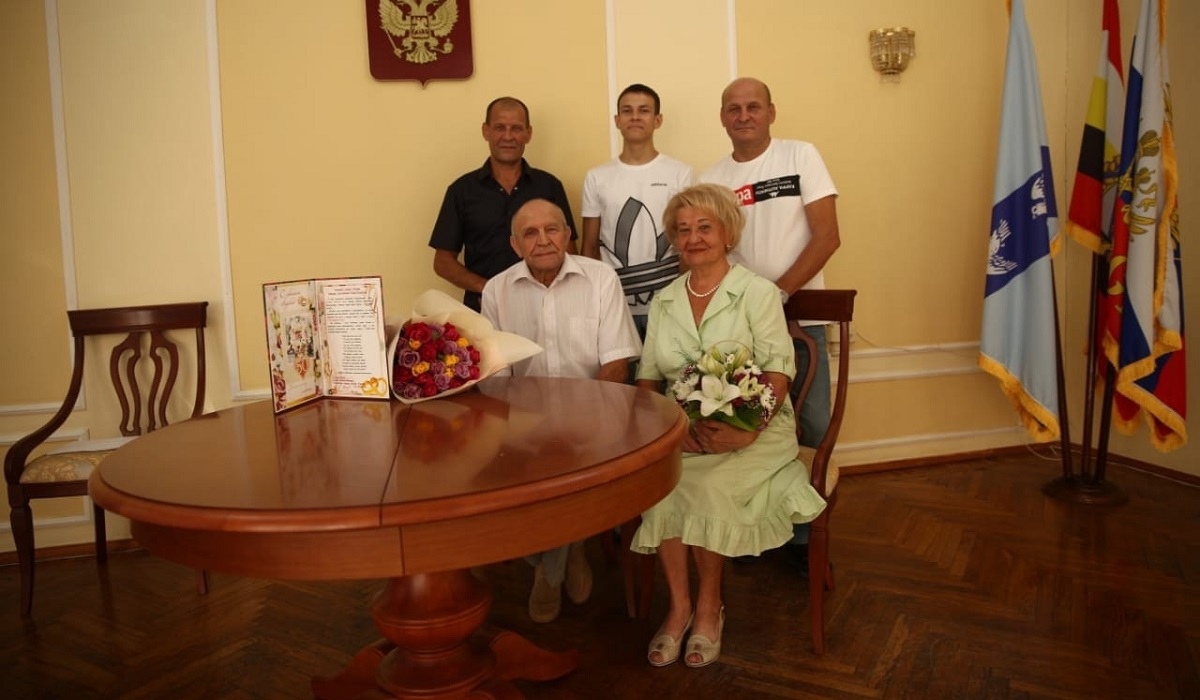 Супруги Владимир и Елена Михайловы из Курска отметили золотую свадьбу