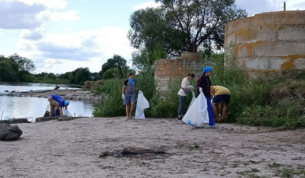 Жители Рыльского района Курской области расчистили местный пруд