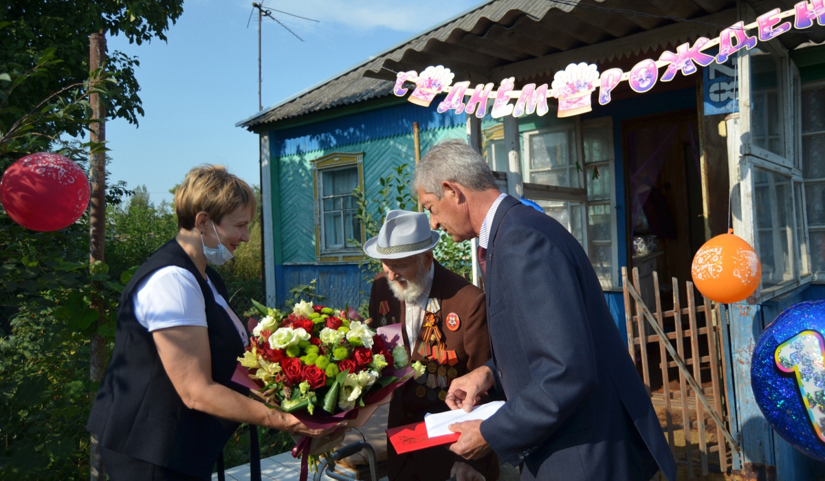 В Касторенском районе поздравили со 100-летием ветерана Великой Отечественной войны