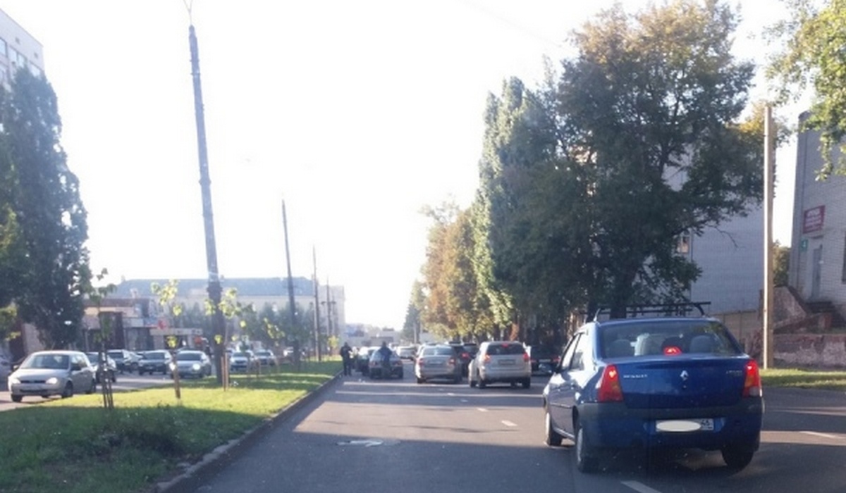 В Курске утром из-за дорожных аварий было парализовано движение транспорта