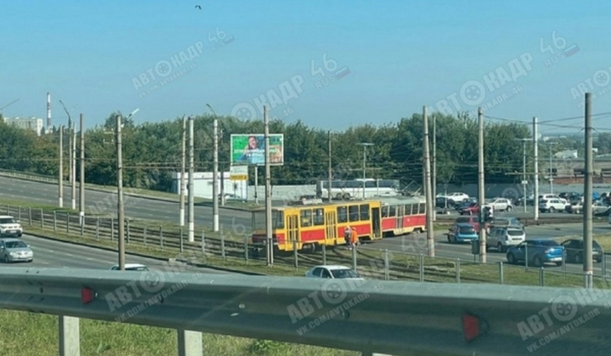 В Курске на улице Энгельса трамвай сошел с рельсов