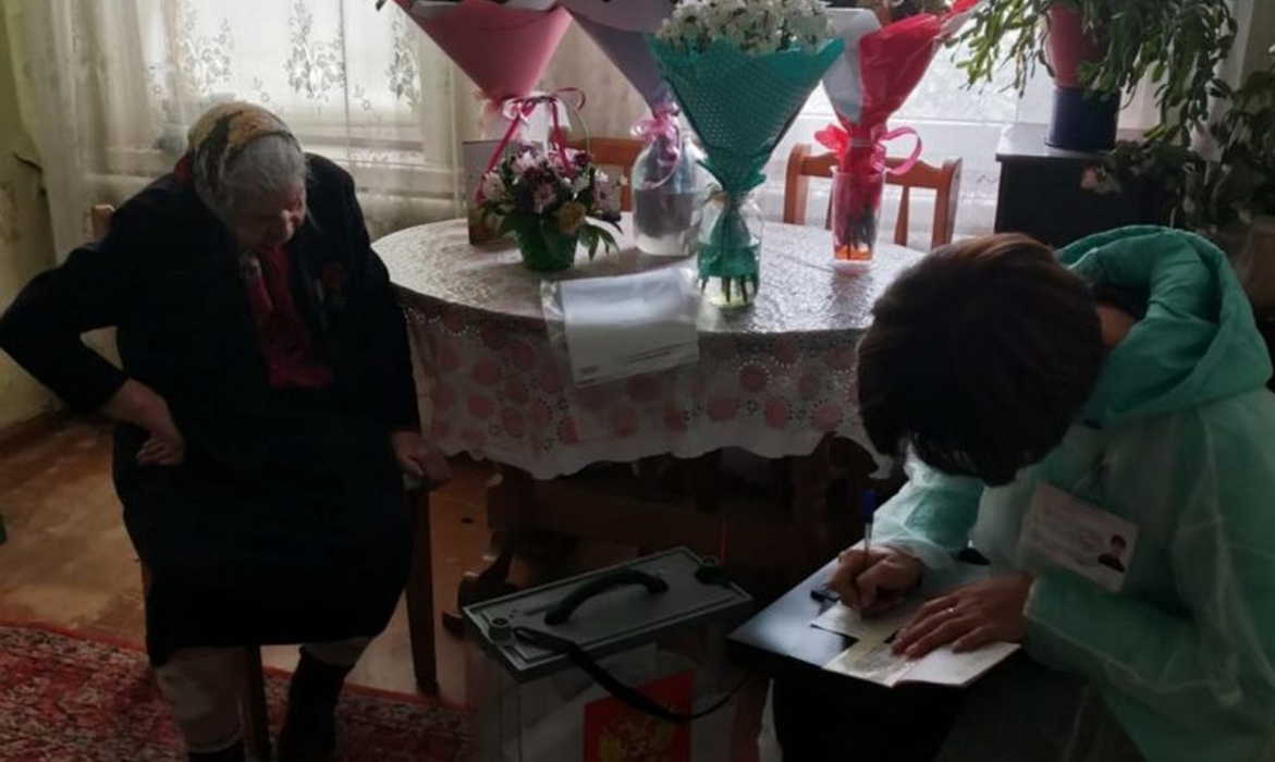 В Рыльском районе участие в выборах приняла 100-летняя курянка