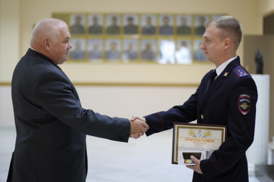 Курского полицейского, спасшего 8-летнего мальчика, наградили в региональном УМВД