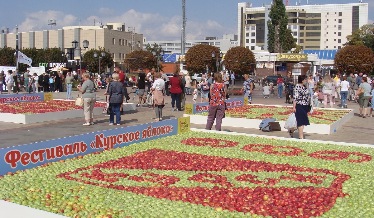 На Театральной площади Курска создали «яблочные» картины