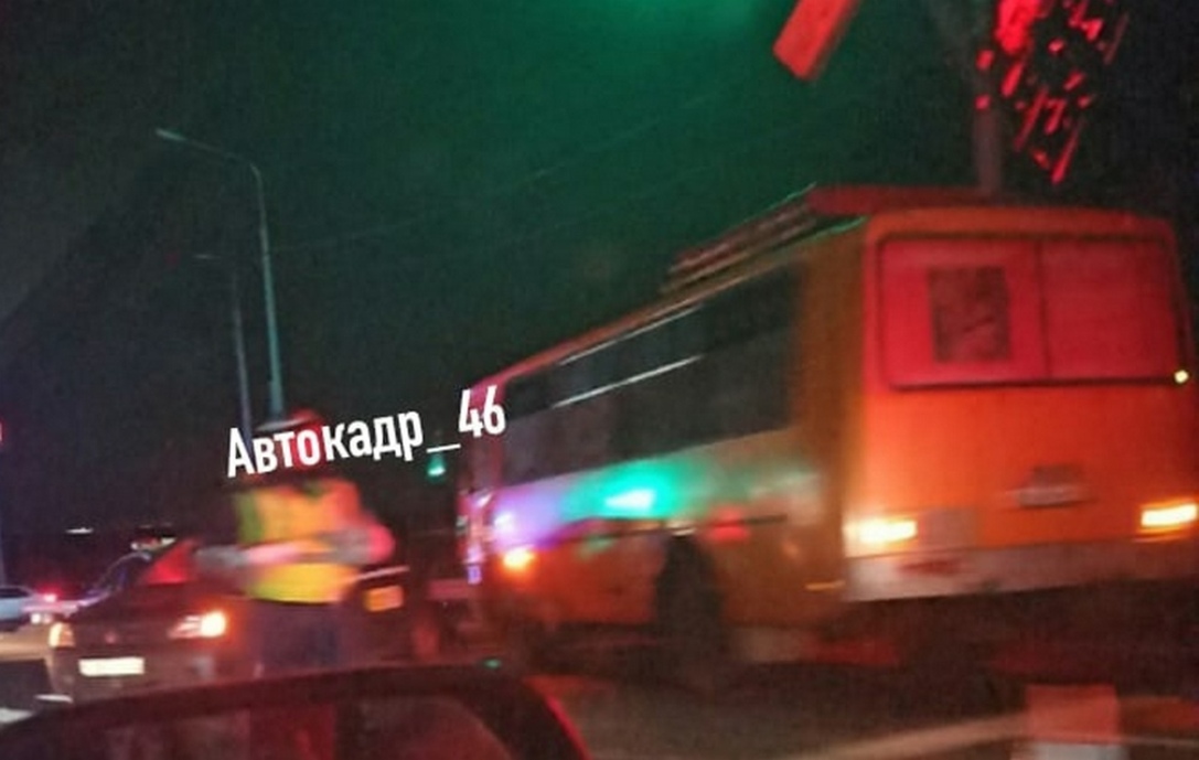 Под Курском столкнулись автобус, автомобиль скорой помощи и легковушка