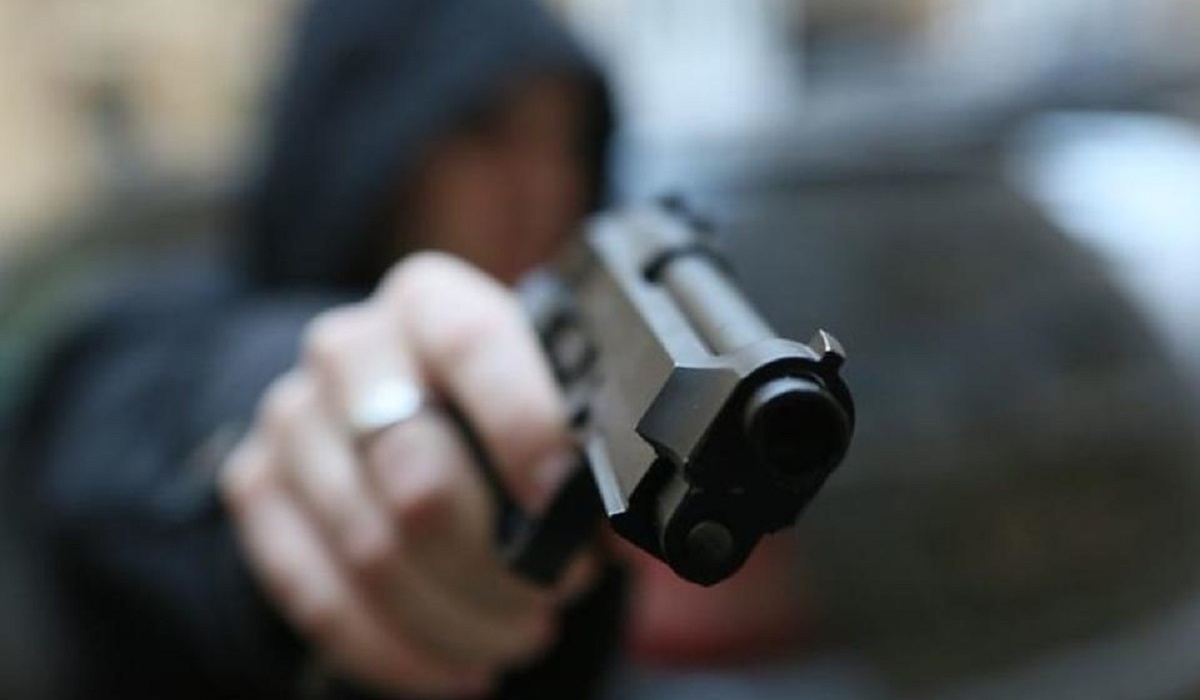 Двух несовершеннолетних курян обвиняют в нападении с пистолетом и краже