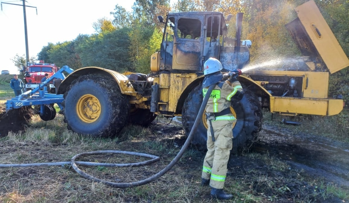 В Курской области 12 человек тушили горящий трактор