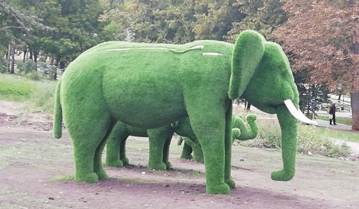 В курском парке Дзержинского отдыхающие испортили фигуру слона