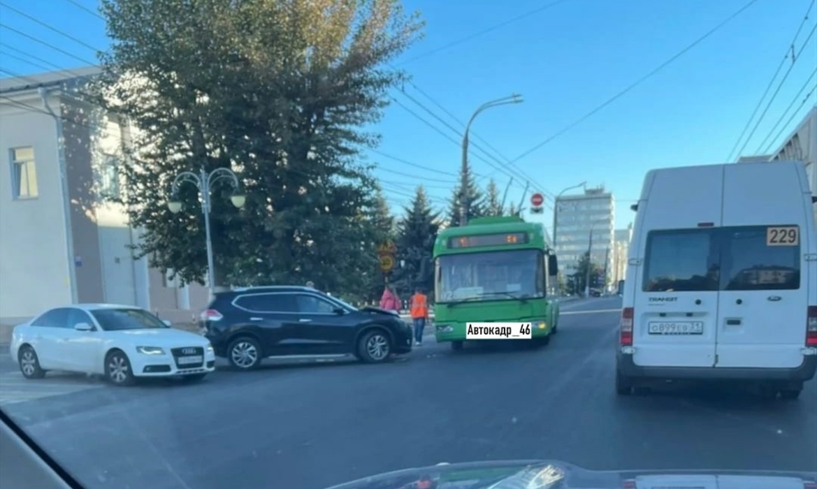 В центре Курска столкнулись троллейбус и внедорожник