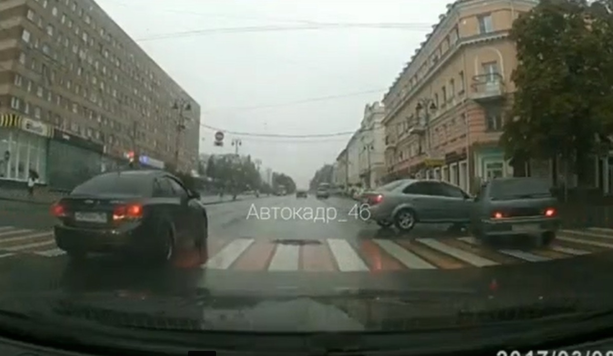 В центре Курска столкнулись два автомобиля
