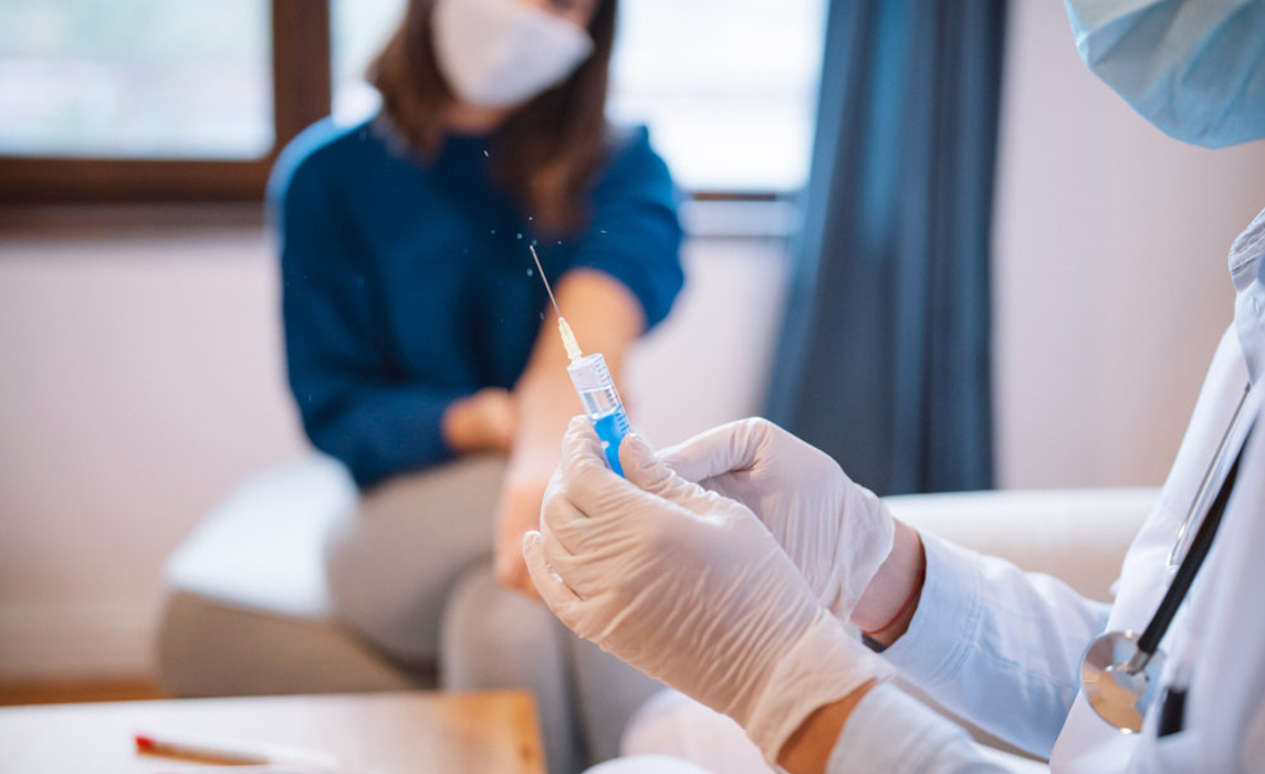 В Курскую область могут привести вакцину от коронавируса для подростков