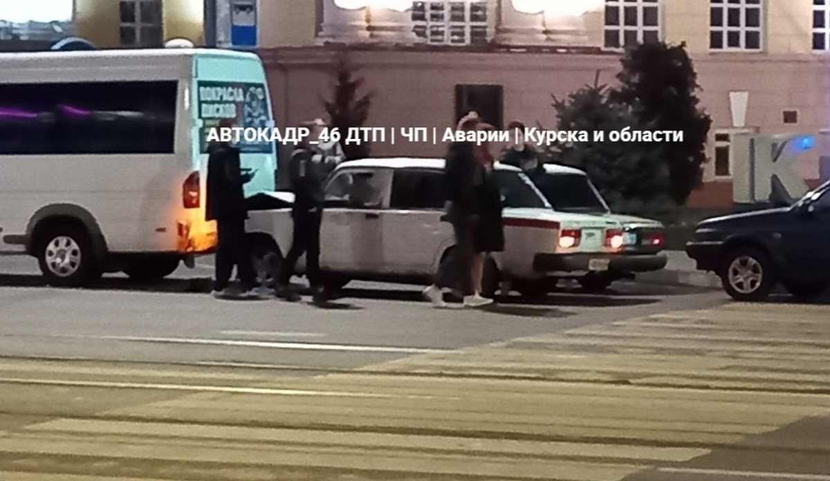 В центре Курска 17 октября столкнулись маршрутка и легковой автомобиль