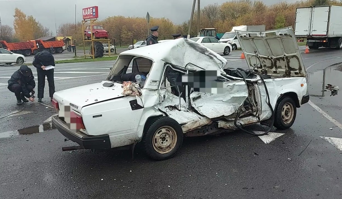 В Фатежском районе Курской области 2 человека погибли в ДТП с грузовиком