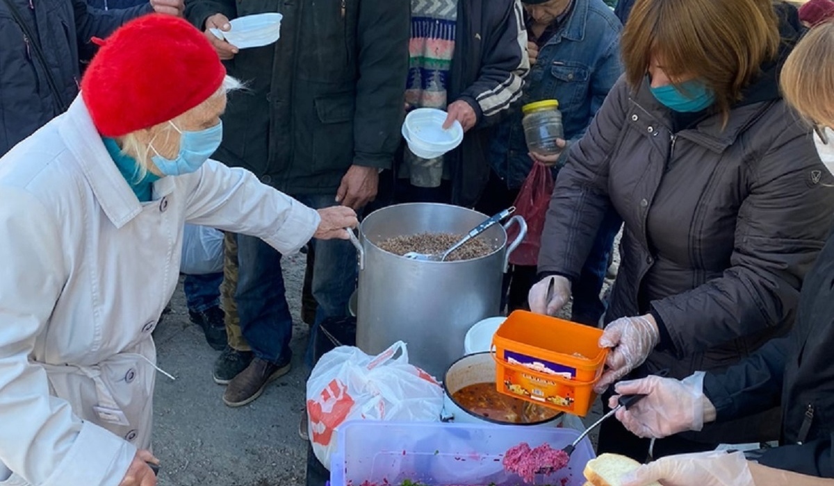 В Курске устроили благотворительный обед в День бездомных
