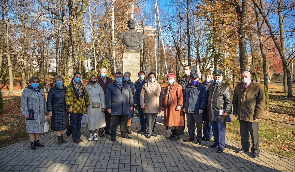 В Курске возложили цветы к памятнику Андрею Боровых