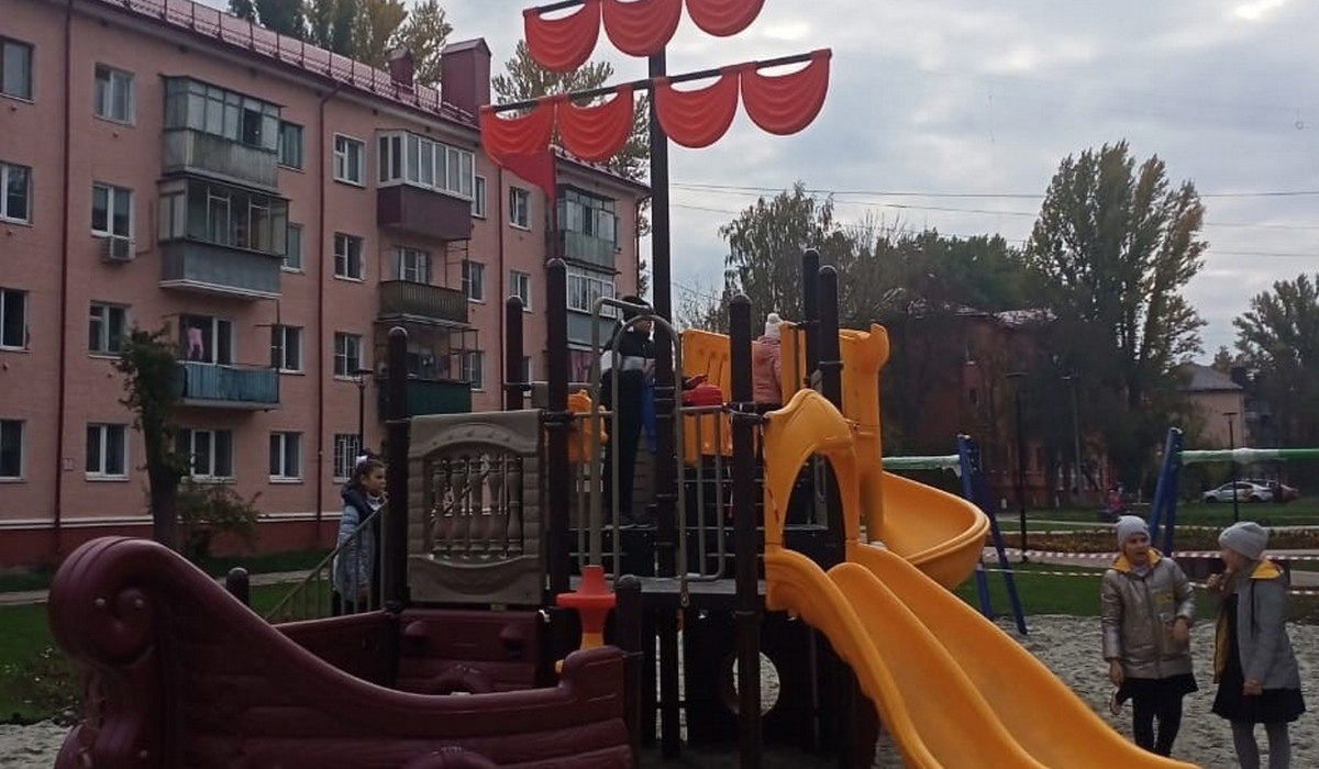 В Курске начали устанавливать детскую площадку, подаренную тульским губернатором