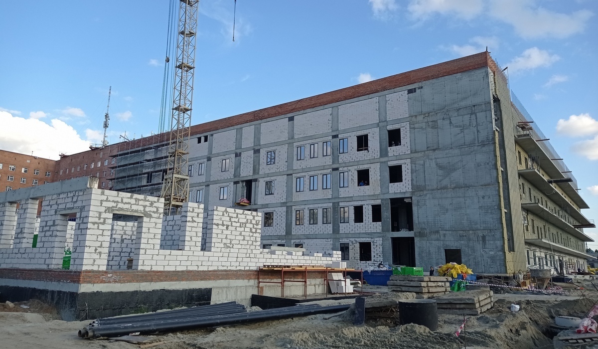 Над завершением ковидного госпиталя в Курске трудятся более 400 рабочих