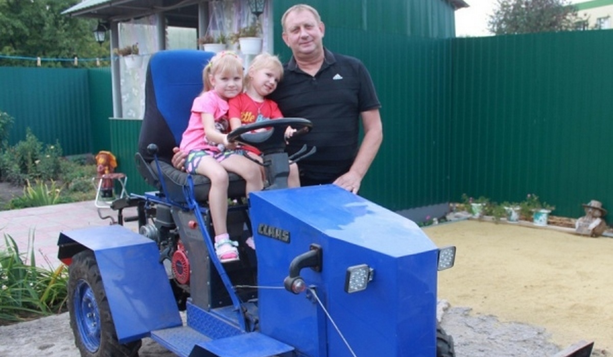 Житель Курской области собрал мини-трактор из подручного материала