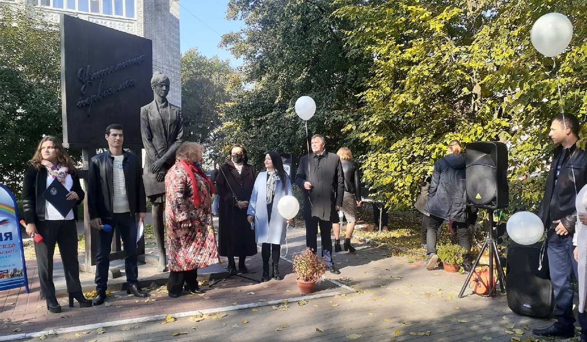 В Курске поздравили педагогов возле памятника Первой учительнице