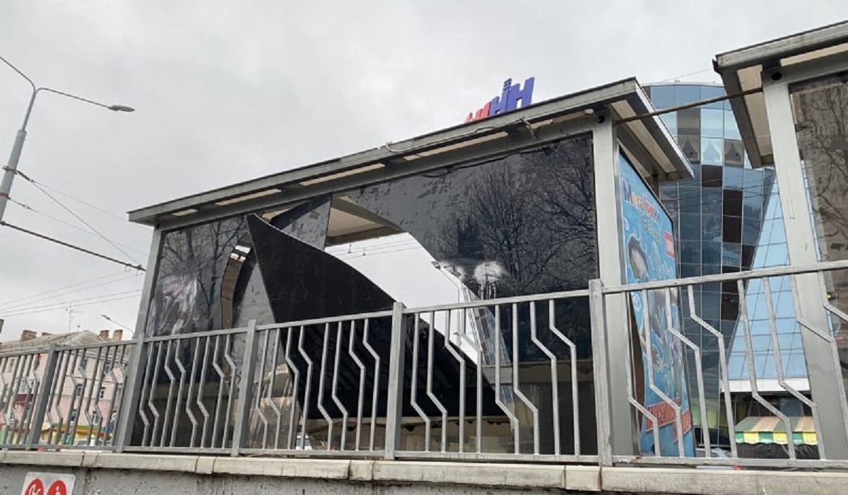 Вандалы разбили у «Мегагринна» в Курске остановочный павильон