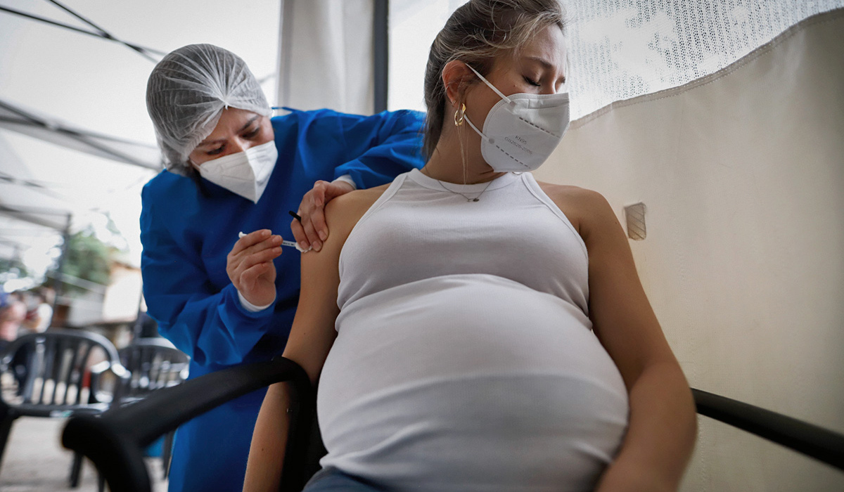Беременные курянки могут получать за вакцинацию от коронавируса 5 тысяч рублей