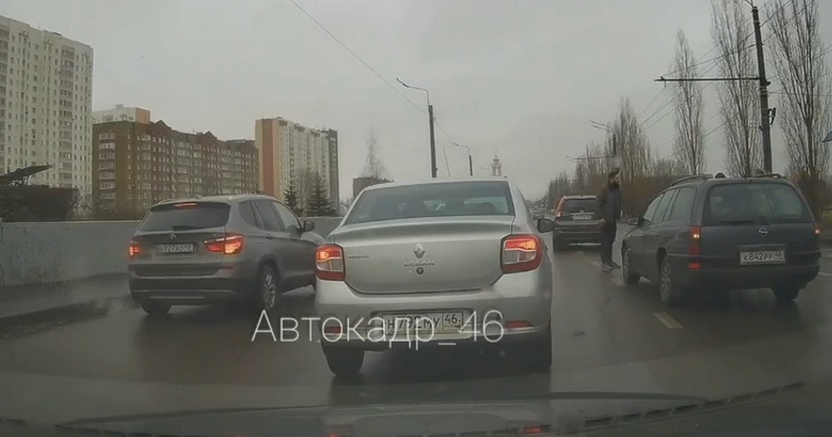 В Курске на проспекте Победы автомобилист сбил 31-летнюю девушку