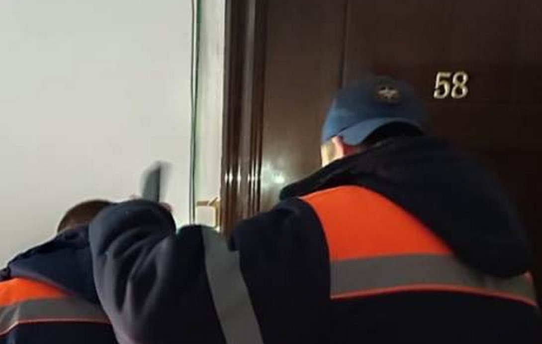 В Курской области спасатели помогли запертому в квартире пенсионеру