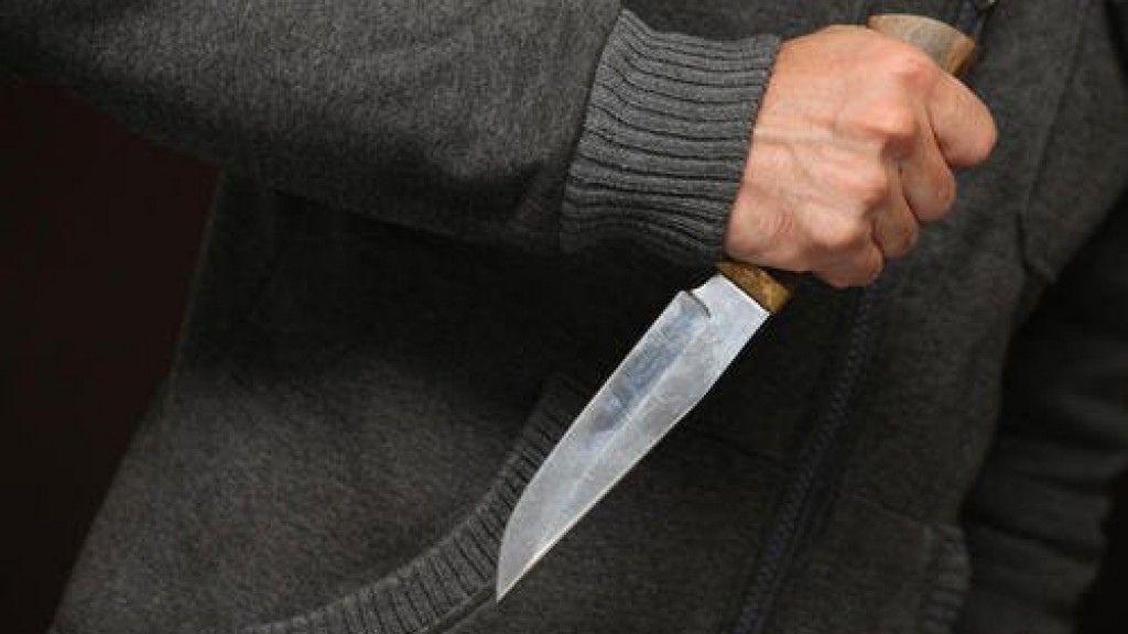 Курянин ударил ножом 34-летнего сына в грудь