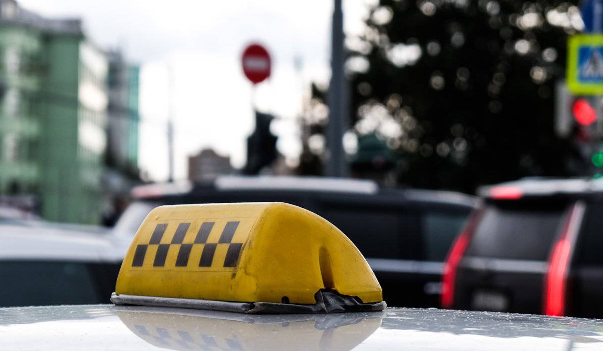 В Курске водитель такси украл у пассажира телефон стоимостью 50 тысяч рублей