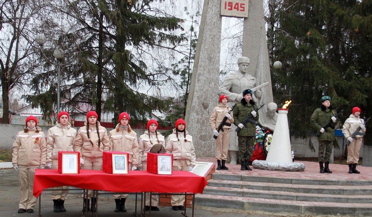 В Курской области останки трех советских солдат передали для перезахоронения на родине