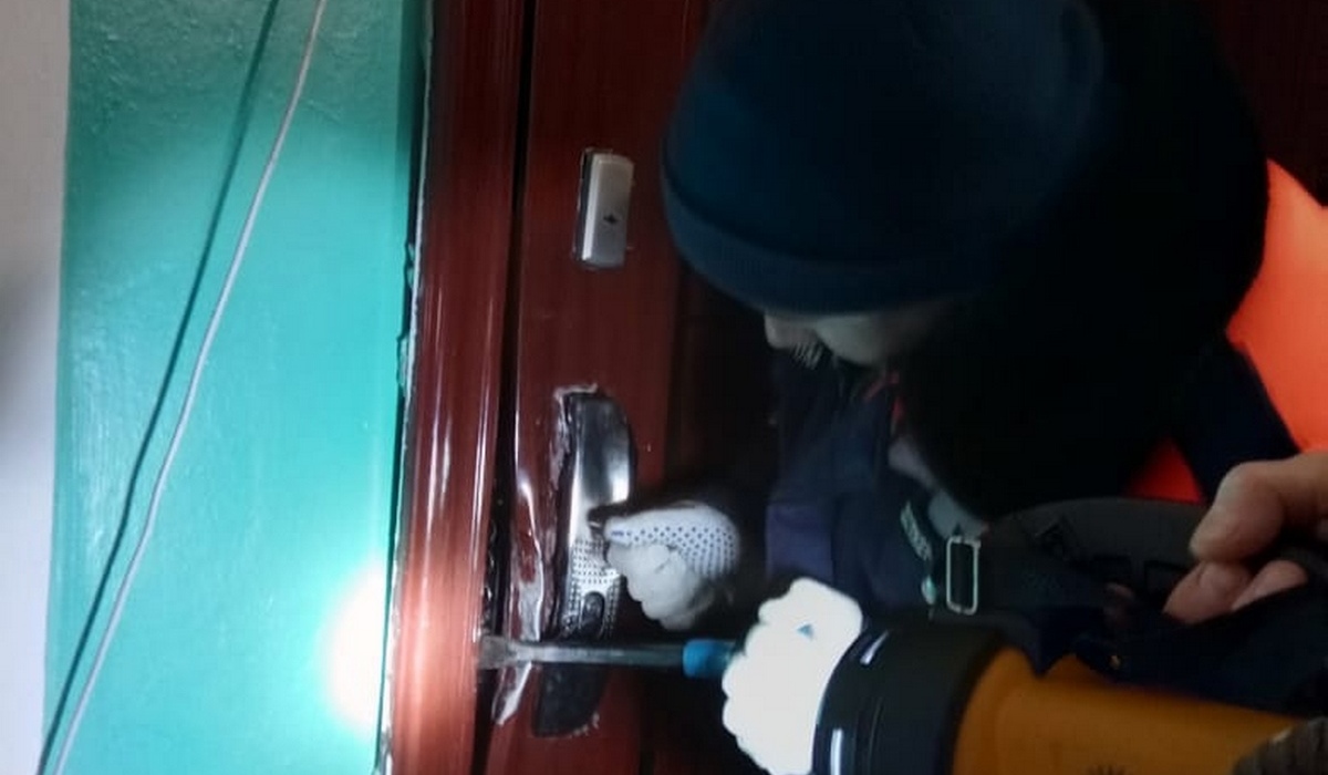 В Курске спасатели помогли запертому в квартире ребенку
