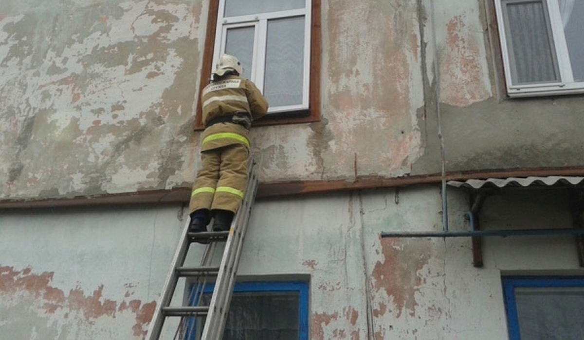В Суджанском районе Курской области пожарные спасли 84-летнюю пенсионерку