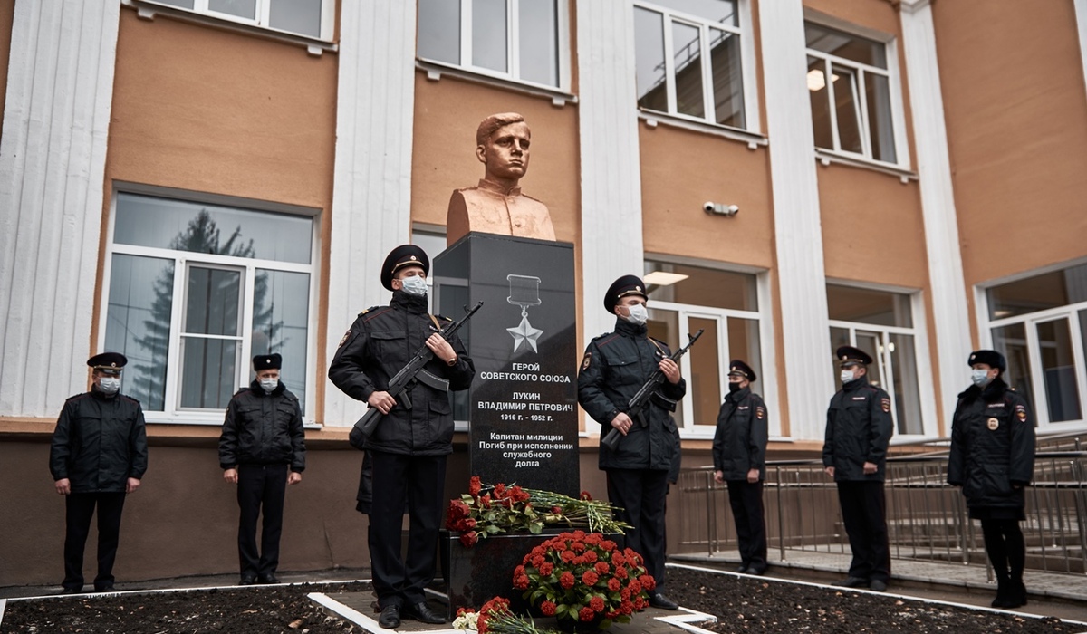 Школе №11 города Курска присвоили имя героя Владимира Лукина