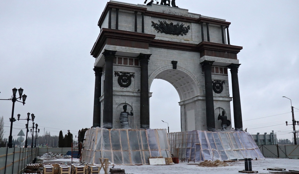 В Курске продолжают ремонтировать Триумфальную арку