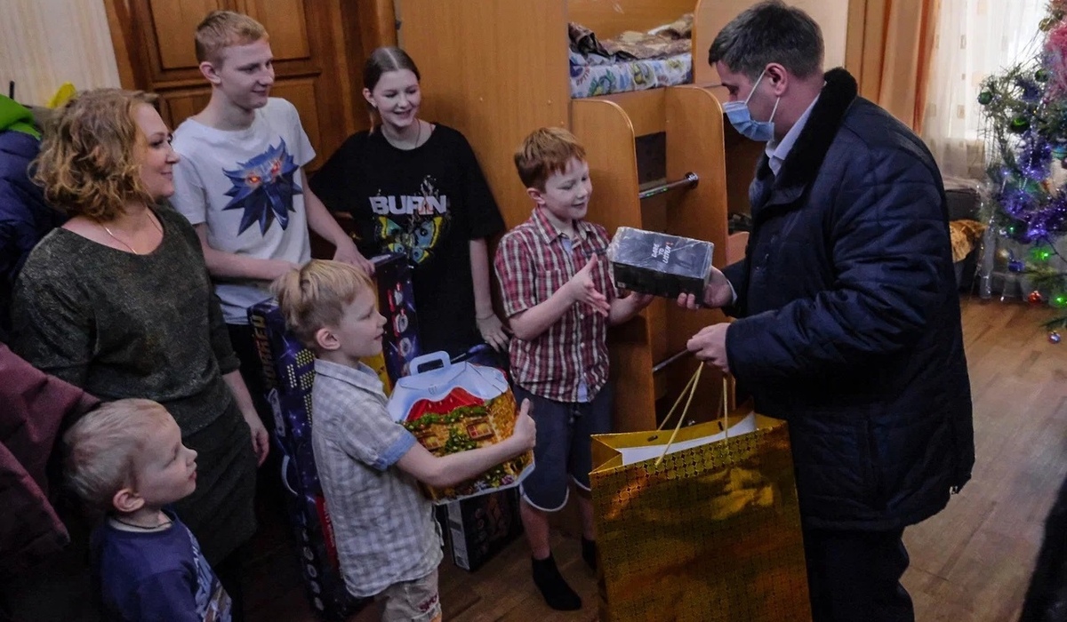 И.о. главы Курска Николай Цыбин подарил многодетной семье настольные футбол и хоккей