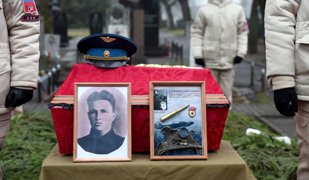 В Курске захоронили останки советского лётчика Виталия Сельковского