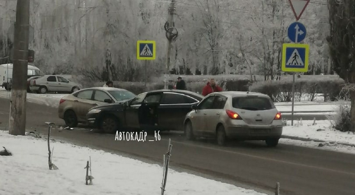В Курске в ДТП около площади Рокоссовского столкнулись 3 автомобиля