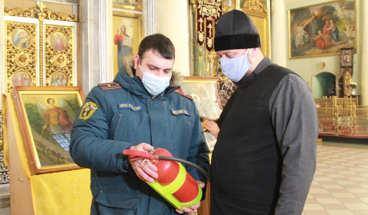 Накануне Рождественских богослужений спасатели осматривают курские храмы
