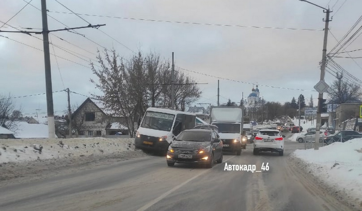 В Курске утром из-за дорожных аварий было парализовано движение автотранспорта