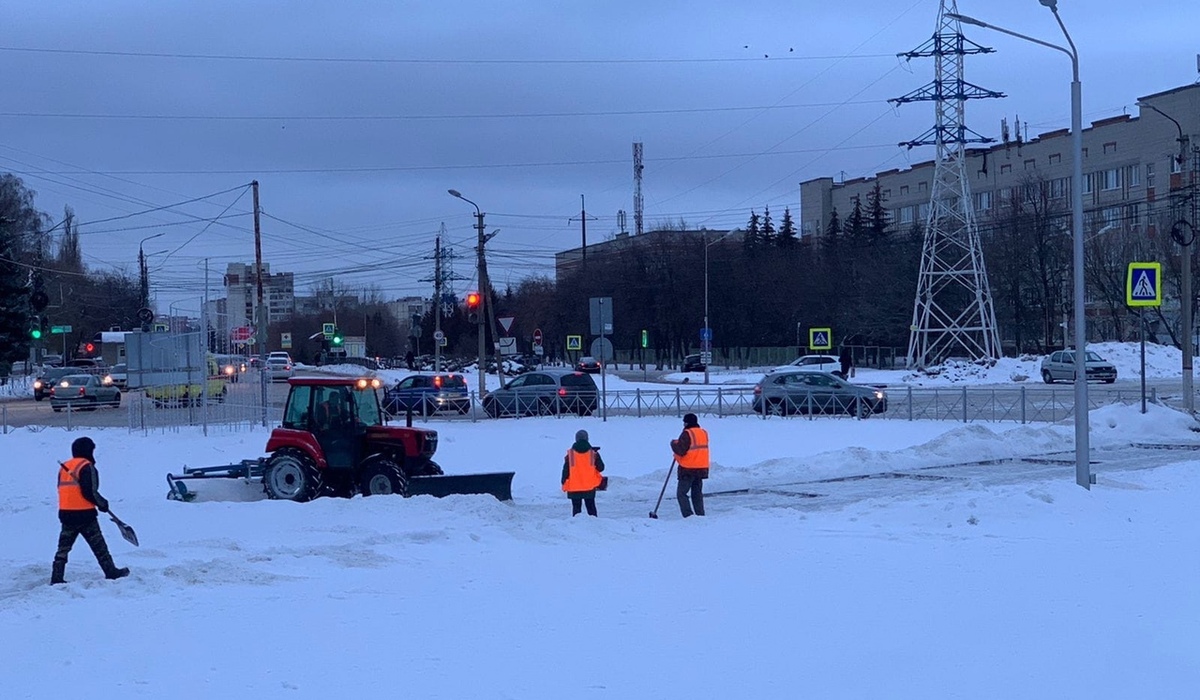 Снег и наледь в Курске убирают 58 единиц техники