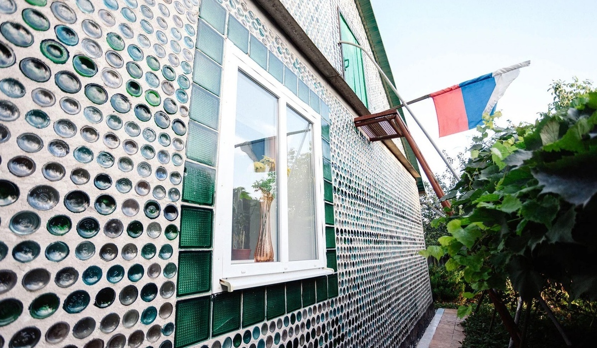 Курян просят поддержать во Всероссийском конкурсе арт-объектов дом из бутылок в селе Фентисово
