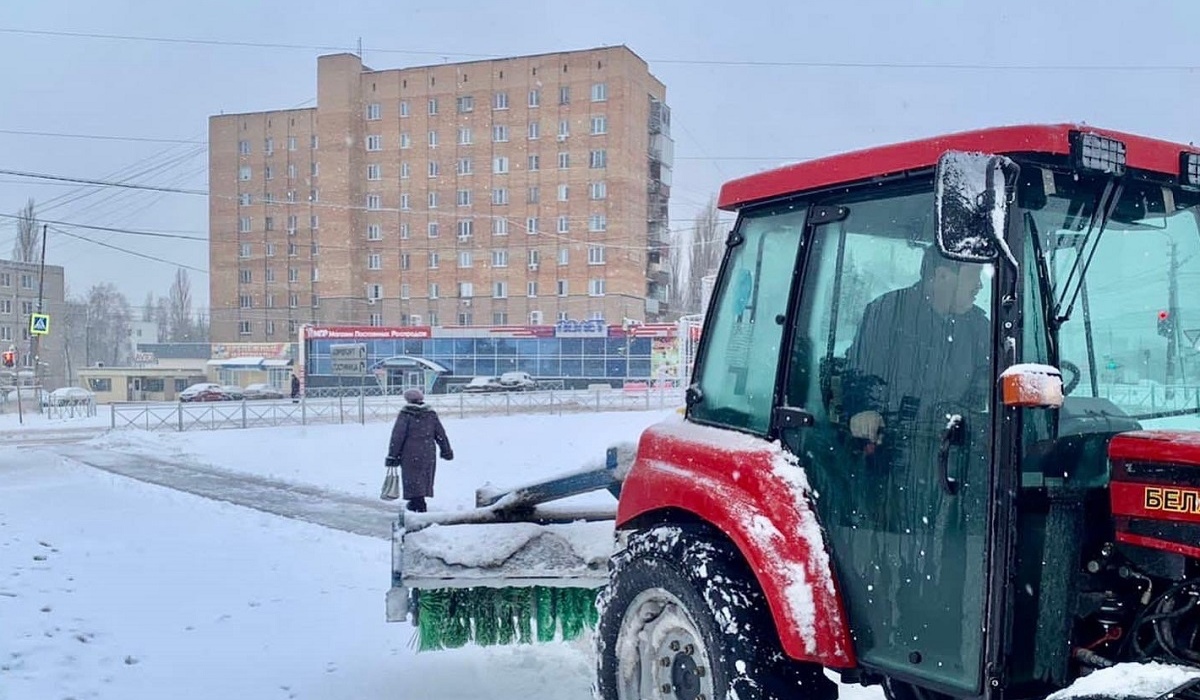 В Курске 1 января спецтехника очищает улицы от снега