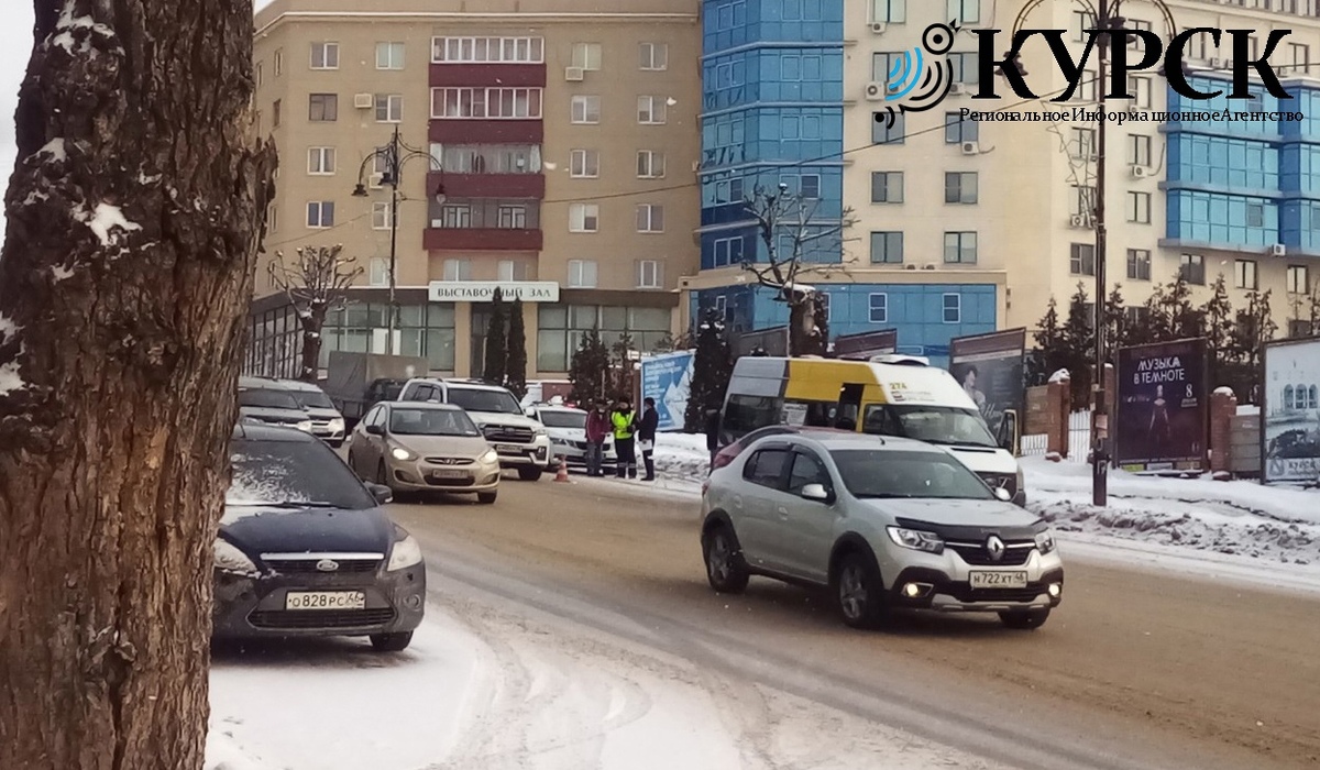 В Курске на улице Дзержинского столкнулись маршрутка и автобус