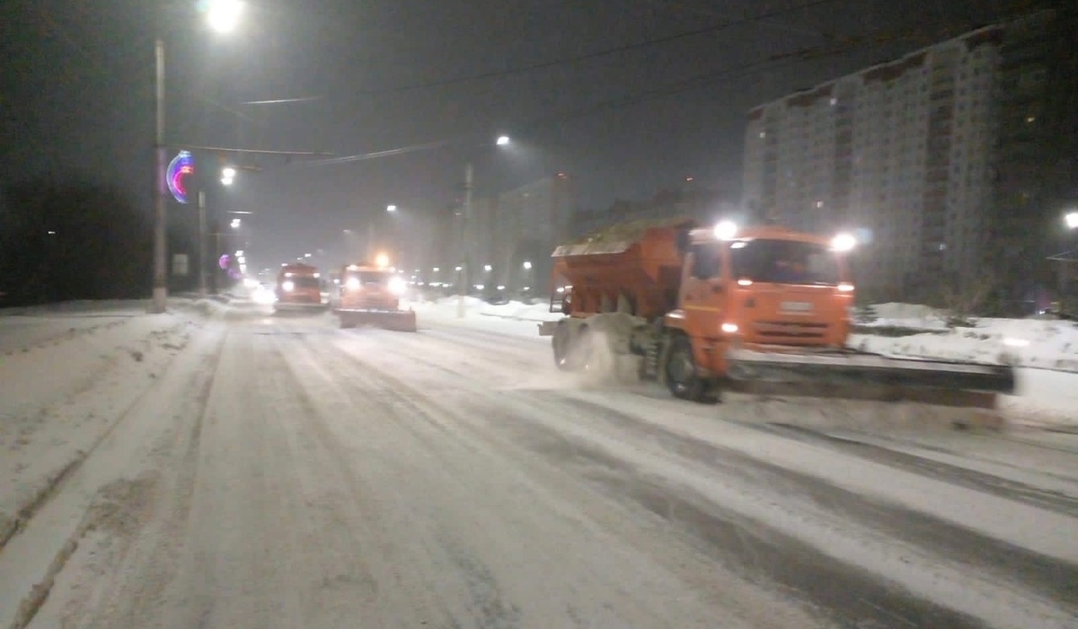 Ночью дороги Курска убирали 75 снегоуборочных машин