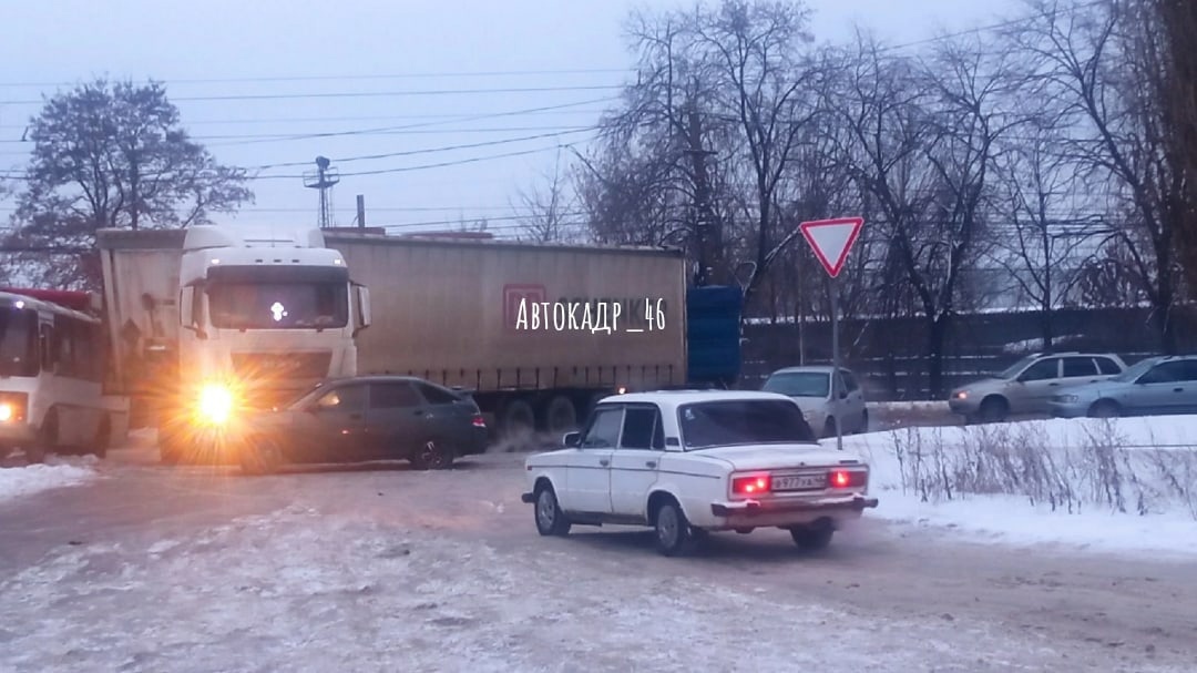 В Курске из-за аварии с грузовиками было парализовано движение транспорта