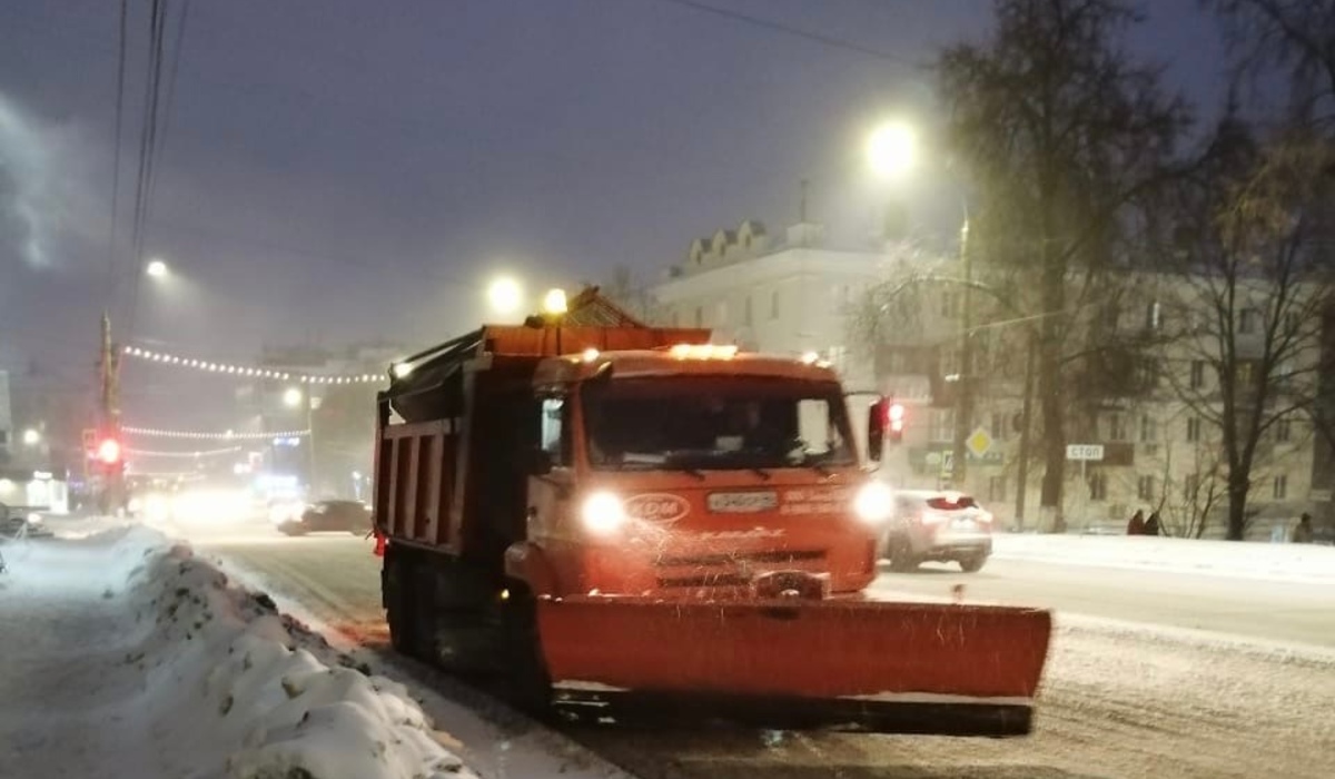 70 единиц техники убирали снег с улиц Курска ночью