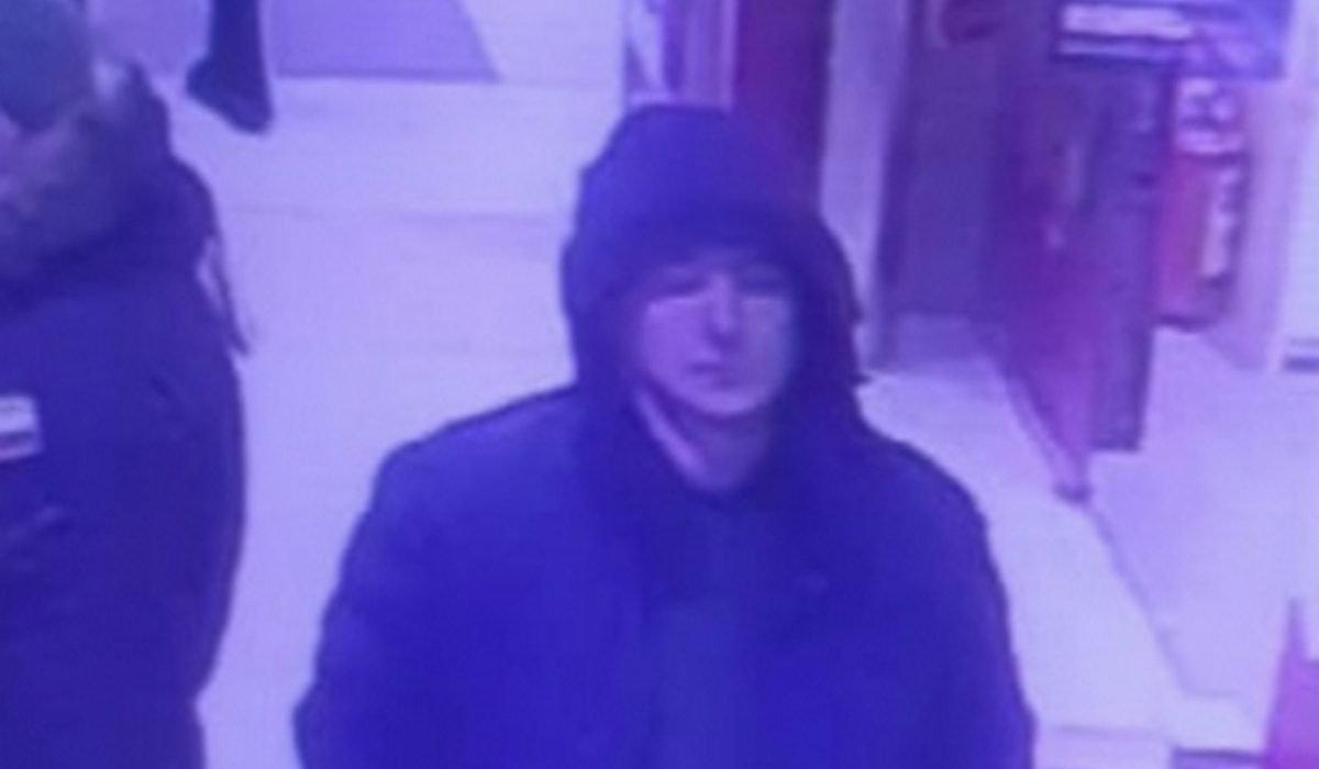 В Курске полицейские разыскивают мужчину, укравшего телефон и документы в торговом центре