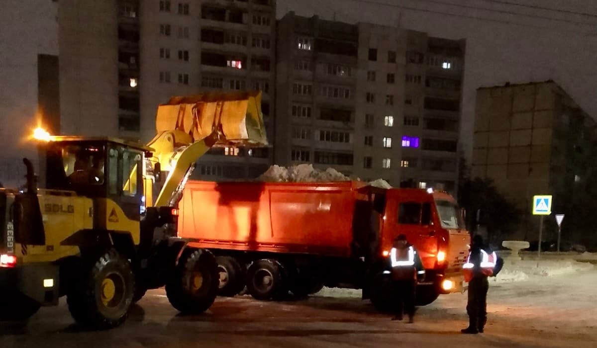 На дорогах Курска ночью работали 33 снегоуборочных машины