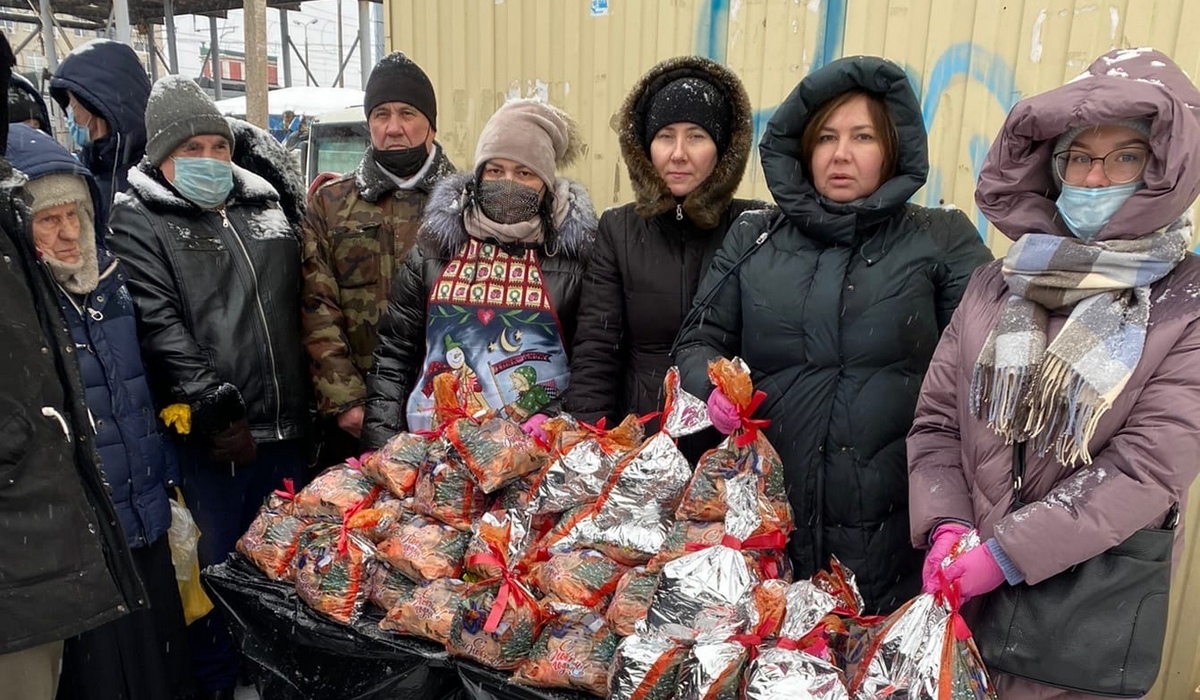 Курские волонтёры на Рождество накормили бездомных