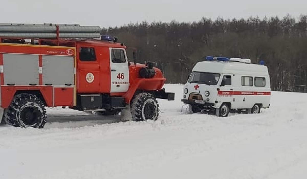В Курской области пожарные помогли скорой, застрявшей в снегу